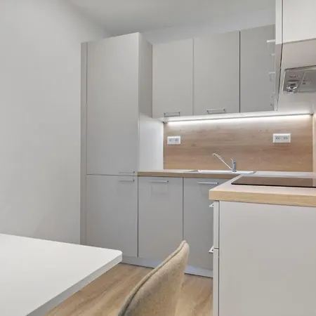 Pilot - With Parking *